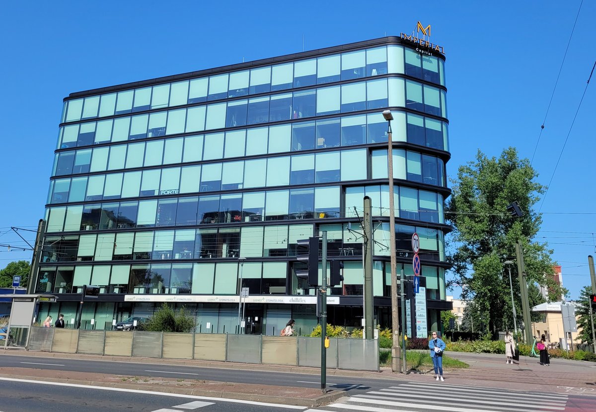 Wnętrze biurowe — przestrzeń do spotkań
